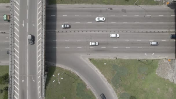 Autók az út szélén. Kijev, Ukrajna — Stock videók