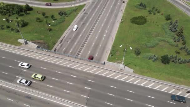Αυτοκίνητα στην εναέρια θέα του δρόμου. Κίεβο, Ουκρανία — Αρχείο Βίντεο