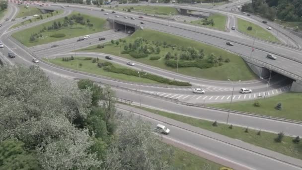 Auto 's op de weg vanuit de lucht. Kiev, Oekraïne — Stockvideo