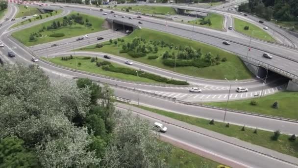 道路の空中ビューで車。ウクライナのキエフ — ストック動画