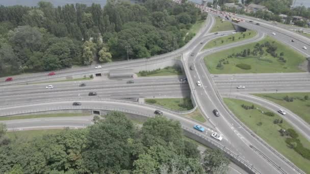 Автомобили на дороге вид с воздуха. Киев, Украина — стоковое видео