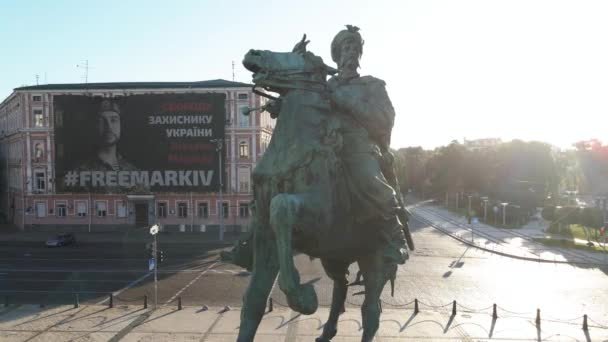 キエフ、ウクライナ:夜明けに朝にボグダンKhmelnitskyへの記念碑。空中風景. — ストック動画