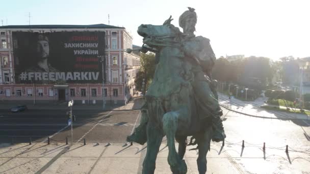 Kiev, Oekraïne: Monument voor Bogdan Khmelnitsky in de ochtend bij dageraad. Luchtzicht. — Stockvideo