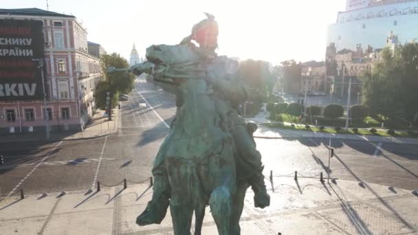 Kiev, Oekraïne: Monument voor Bogdan Khmelnitsky in de ochtend bij dageraad. Luchtzicht. — Stockvideo