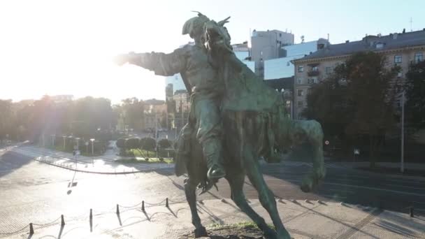 Kyiv, Ukrayna: Şafak vakti Bogdan Khmelnitsky anıtı. Hava görünümü. — Stok video