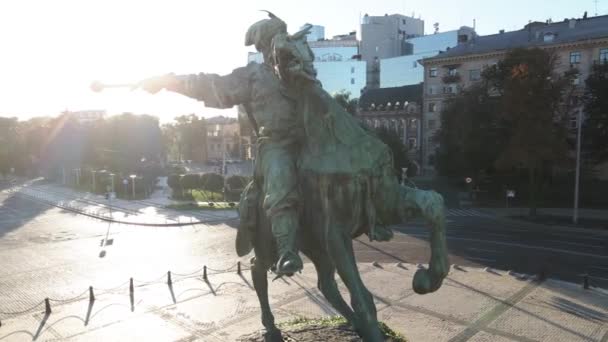 Kiev, Ucrania: Monumento a Bogdan Khmelnitsky por la mañana al amanecer. Vista aérea. — Vídeos de Stock