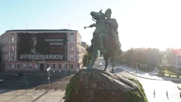 Kiev, Oekraïne: Monument voor Bogdan Khmelnitsky in de ochtend bij dageraad. Luchtzicht. — Stockvideo