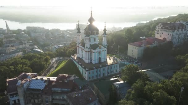 夜明けに聖アンドリュース教会.ウクライナのキエフ — ストック動画