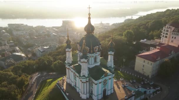 Die Andreaskirche im Morgengrauen. Kiew, Ukraine — Stockvideo