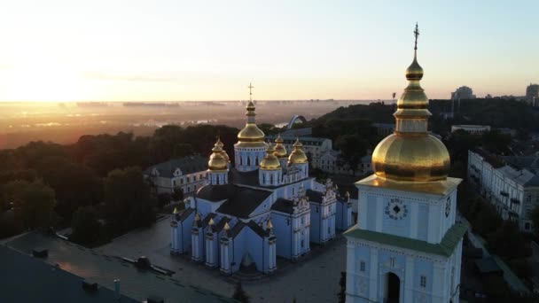 Kijów, Ukraina: Klasztor św. Michała Złotej Kopuły rano. — Wideo stockowe