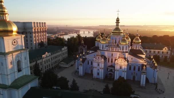 Kiev, Ucrania: Monasterio de la Cúpula Dorada de San Miguel por la mañana. — Vídeos de Stock