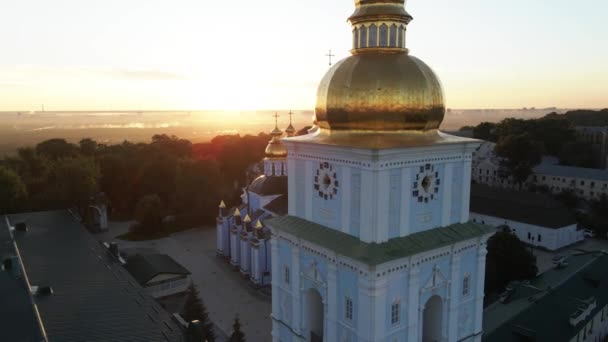 Kijev, Ukrajna: Szent Mihály aranykupolás kolostor reggel. — Stock videók