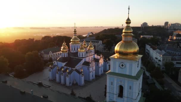 Kijev, Ukrajna: Szent Mihály aranykupolás kolostor reggel. — Stock videók