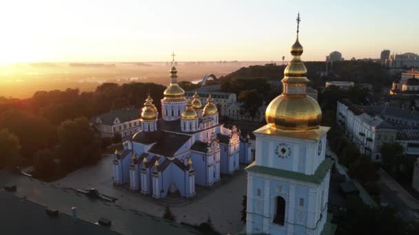 Kiev, Ucrânia: Mosteiro de São Miguel Cúpula Dourada pela manhã. — Vídeo de Stock