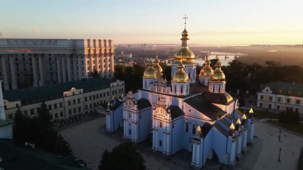 Kiev, Ucrânia: Mosteiro de São Miguel Cúpula Dourada pela manhã. — Vídeo de Stock