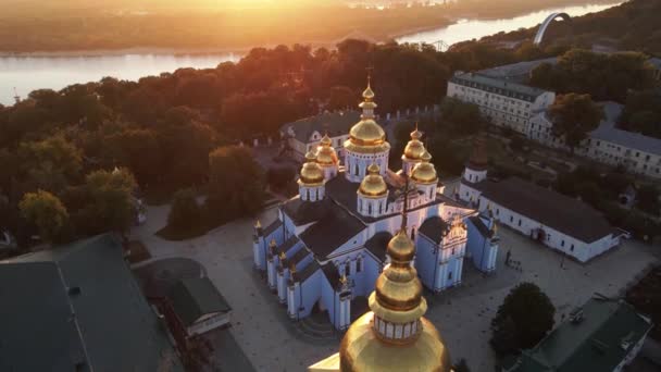 Kyjev, Ukrajina: St. Michaels Golden-Domed Monastery in the morning. — Stock video