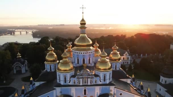 Kiev, Oekraïne: St. Michaels Golden-Domed klooster in de ochtend. — Stockvideo