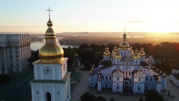 Kiev, Oekraïne: St. Michaels Golden-Domed klooster in de ochtend. — Stockvideo