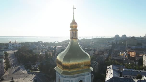 St. Sophia Kirche am Morgen in der Morgendämmerung. Kiew. Ukraine. Luftaufnahme — Stockvideo