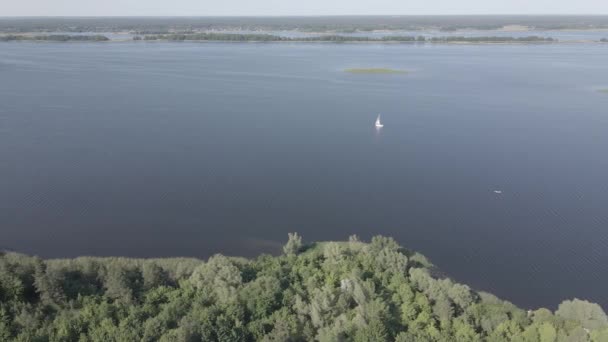 ドニプロ川。空中展望。ウクライナだ。スローモーション,フラット,グレー — ストック動画