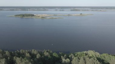 Dnipro Nehri. Hava görüntüsü. Ukrayna. Ağır çekim, düz, gri