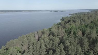 Dnipro Nehri. Hava görüntüsü. Ukrayna. Ağır çekim, düz, gri