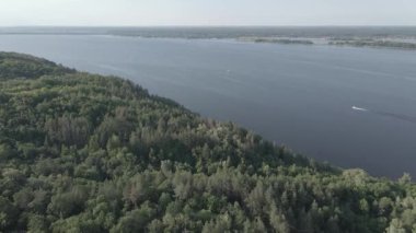 Dnipro Nehri. Hava görüntüsü. Ukrayna. Ağır çekim, düz, gri