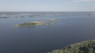 Dnipro Nehri. Hava görüntüsü. Ukrayna. Ağır çekim, düz, gri