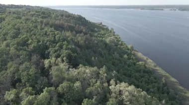 Dnipro Nehri. Hava görüntüsü. Ukrayna. Ağır çekim, düz, gri