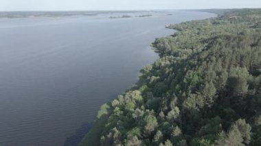 Dnipro Nehri. Hava görüntüsü. Ukrayna. Ağır çekim, düz, gri