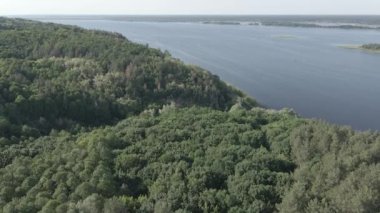 Dnipro Nehri. Hava görüntüsü. Ukrayna. Ağır çekim, düz, gri
