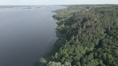 Dnipro Nehri. Hava görüntüsü. Ukrayna. Ağır çekim, düz, gri