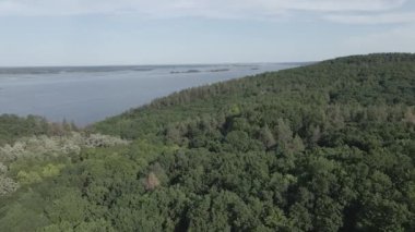 Dnipro Nehri. Hava görüntüsü. Ukrayna. Ağır çekim, düz, gri
