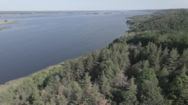 Dnipro Nehri. Hava görüntüsü. Ukrayna. Ağır çekim, düz, gri