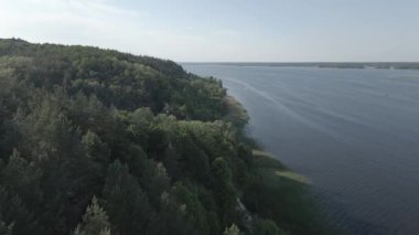 Dnipro Nehri. Hava görüntüsü. Ukrayna. Ağır çekim, düz, gri