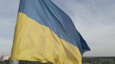 Ukrayna bayrağı. Ağır çekim. Kyiv. Hava, düz, gri
