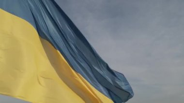 Ukrayna bayrağı. Ağır çekim. Kyiv. Hava, düz, gri