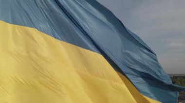 Ukrayna bayrağı. Ağır çekim. Kyiv. Hava, düz, gri