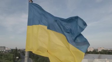 Ukrayna bayrağı. Ağır çekim. Kyiv. Hava, düz, gri