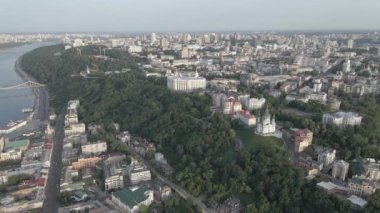 Kyiv, Ukrayna. Hava görüntüsü. Ağır çekim, düz, gri
