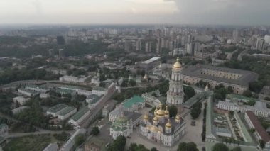 Kyiv, Ukrayna. Hava görüntüsü. Ağır çekim, düz, gri