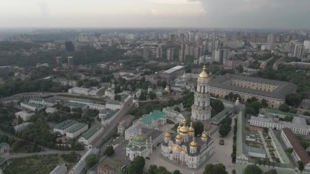 Kiev, Ucrânia. Vista aérea. Movimento lento, plano, cinza — Vídeo de Stock