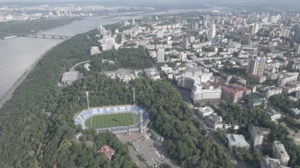 Kyjev, Ukrajina. Letecký pohled. Zpomalený pohyb, plochý, šedý — Stock video
