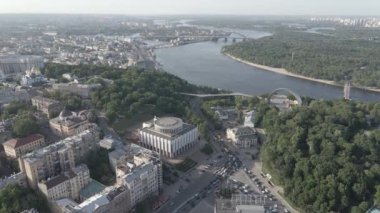 Kyiv, Ukrayna. Hava görüntüsü. Ağır çekim, düz, gri