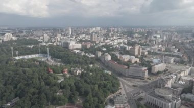 Kyiv, Ukrayna. Hava görüntüsü. Ağır çekim, düz, gri
