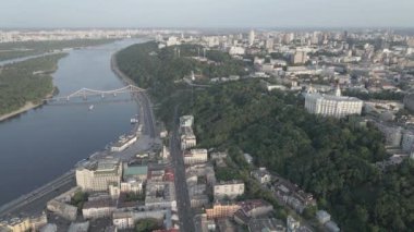 Kyiv, Ukrayna. Hava görüntüsü. Ağır çekim, düz, gri