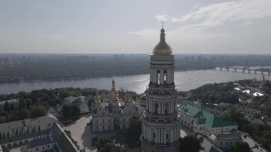 Kyiv Pechersk Lavra. Ağır çekim. Hava manzaralı, düz, gri