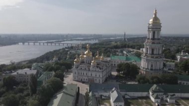 Kyiv Pechersk Lavra. Ağır çekim. Hava manzaralı, düz, gri