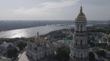 Kyiv Pechersk Lavra. Ağır çekim. Hava manzaralı, düz, gri