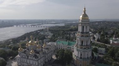 Kyiv Pechersk Lavra. Ağır çekim. Hava manzaralı, düz, gri